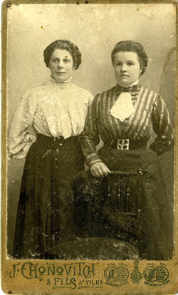 KKE 4549.jpg - Kuzynki Józefy Mackiewicz, babci Weroniki Wojnicz, Wilno, 1905 r.